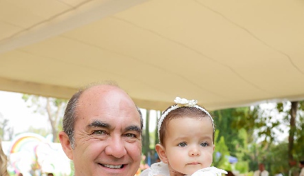  Carlos Torres con su sobrina Emilia.