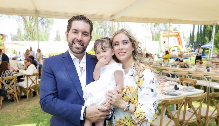  Alejandro Zamanillo y Gaby Alvarado con su hija Alessa.