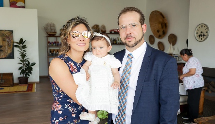  Emilia con sus padrinos Verónica y Ramón Zamanillo.