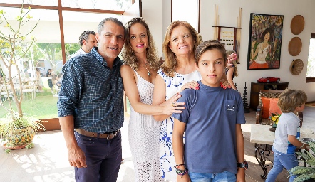  Arturo González, Vero Alvarado, Ana Zermeño y Arturo González.