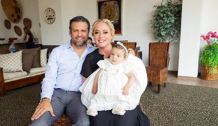  Emilia con sus padrinos Tomás Salazar y Jessica Torres.
