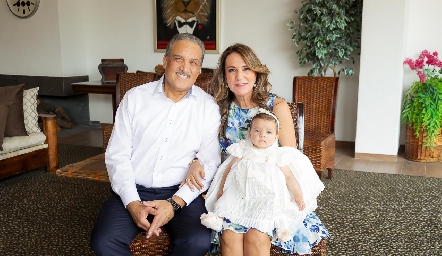  Emilia con sus padrinos Jaime Torres y Leticia Gutiérrez.