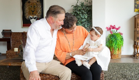  Emilia con sus abuelos Jaime Alvarado y Patricia Torres.