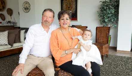  Emilia con sus abuelos Jaime Alvarado y Patricia Torres.