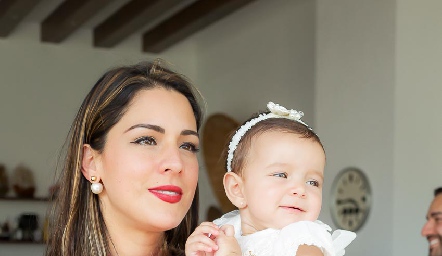  Emilia con su tía Paty.