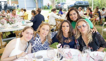  Sofía Torre, Mariana Torres, Daniela de la Fuente, Lorena Torres y Mónica Torres.