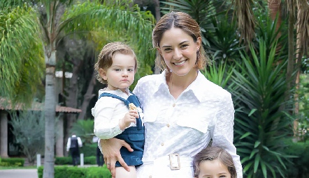 Ana Paola Rangel con su hijo y sus sobrinas.
