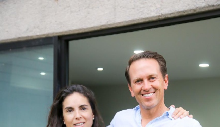  Pelusa Ávila y Alejandro Rivera con su hija Paula.