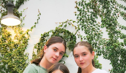  Paula con sus hermanas Ana e Inés Rivera.