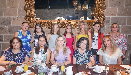  Alejandra Villar con la familia Díaz de León.