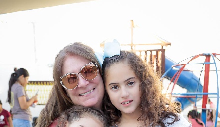  Begoña Ruiz con sus nietas Natalia e Inés.