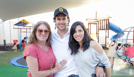  Begoña Ruiz, Carlos Del Valle y Claudia Díaz de León.