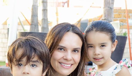  Ale Díaz de León con sus hijos Franco y Ale.