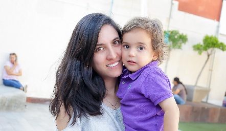  Claudia Díaz de León con su hijo Iker.