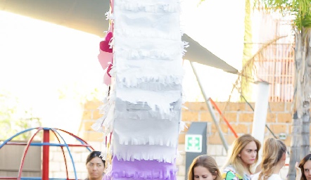  Inés rompiendo la piñata.