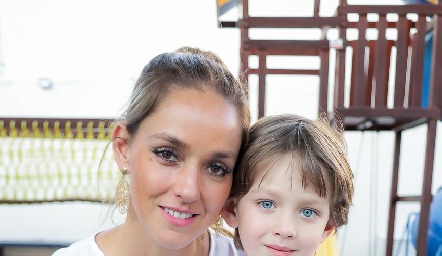  María Torres y Santiago.