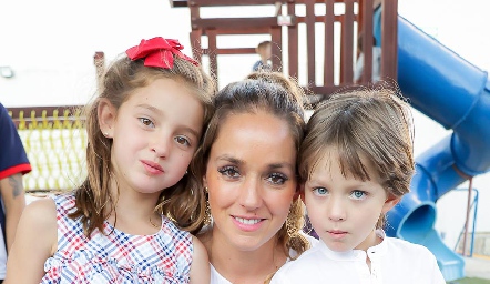  María Torres con sus hijos María Inés y Santiago.