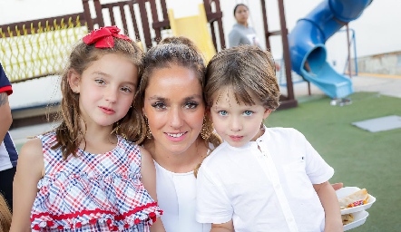  María Torres con sus hijos María Inés y Santiago.