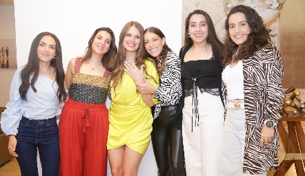   Ana Sofía Solana con sus amigas.