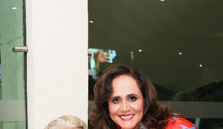  Alejandra Treviño con su mamá Lupita.