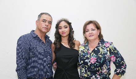 Nelly Wongnis Flores, Kim Alba Wongnis y Jacobo Alba Barba.