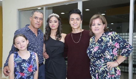  Miriam Torres, Daniela y Arturo Diliz.