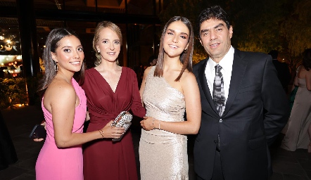  Sofía Monzón, Claudia Carpizo, Claudia y Luis Torres.