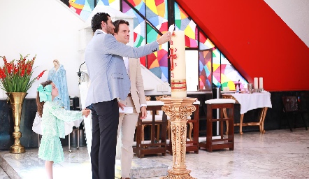  Ricardo Gómez y Tito Herrera, padrinos de Macarena, compartiendo la Luz de Cristo.