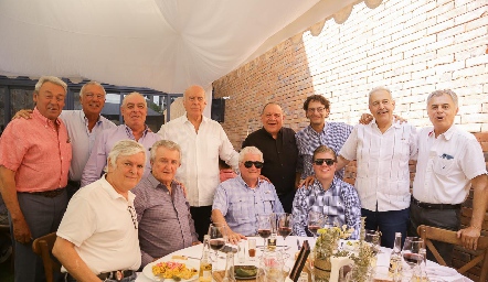  Manuel González con sus amigos.