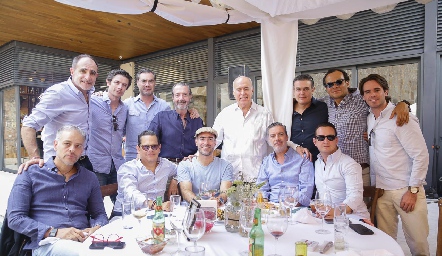  Manuel González Carrillo festejando su cumpleaños con su hijo y sus amigos.