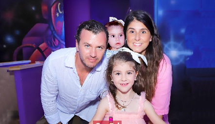  Andrés Meade y Fernanda Solórzano con sus hijas María y Camila.
