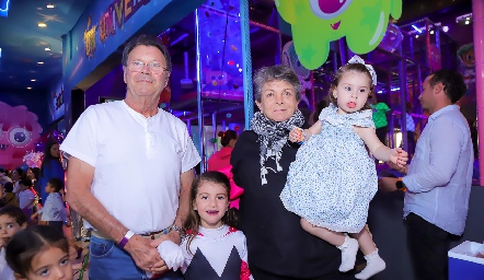  Roberto Meade y Teresa Vertiz con sus nietas María y Camila.