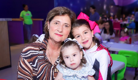  María Guadalupe Preciado con sus nietas Camila y María Meade.
