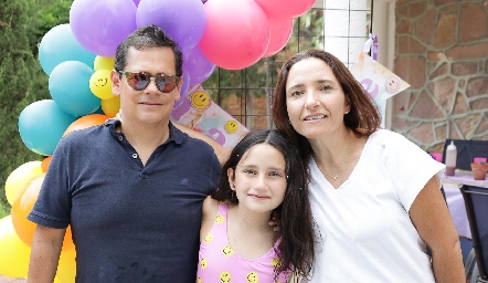  Checo Quibrera y María José Abaroa con su hija Maite.
