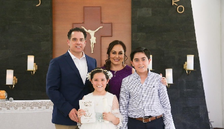  Alexa con sus papas Marco Esparza y Marcela Flores y su Hermano Mateo.