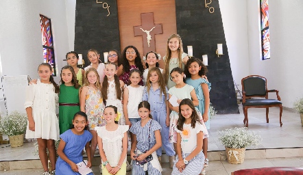  Alexa con sus amigas del colegio.