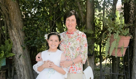  Alexa con su abuela Patricia Esparza.