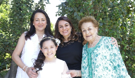  Oli Flores, Claudia Flores y Olivia Reyes.