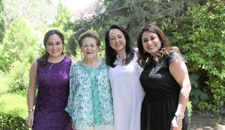  Marcela Flores, Olivia Reyes, Oli Flores y Claudia Flores.