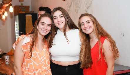  Ana Isa Revuelta, Mariana Gómez y María Paula Revuelta.