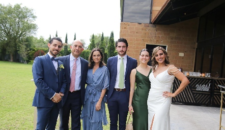  Los novios con la familia Guerra Uribe.