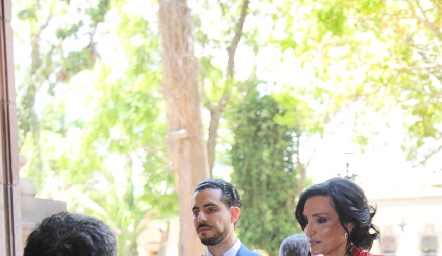  Eduardo de Luna con su mamá Alejandra Alcalde.