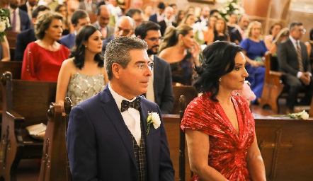  Ángel de Luna y Alejandra Alcalde, papas del novio.