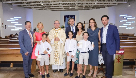  Santiago, Benjamín y Pablo con sus papás y padrinos.