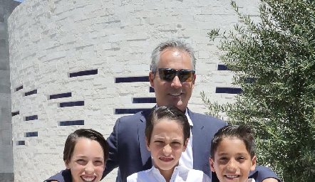  Santiago, Benjamín y Pablo.