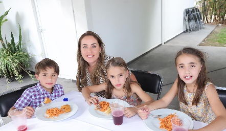  Nardine Chevaile con sus hijos José, Luciana y Natalia.