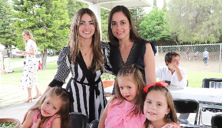  Alesa Dent, Andrea Dent, Regina Díaz, Roxana Ortiz y Nora de los Santos.