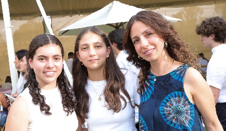  Sara, Mario Jo y Mónica Leal.