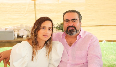  Paty Estrada y Juan José Leos.