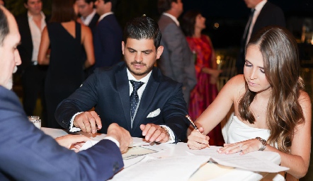  Oscar Cabrera y Montse Anaya firmando el acta de su matrimonio.